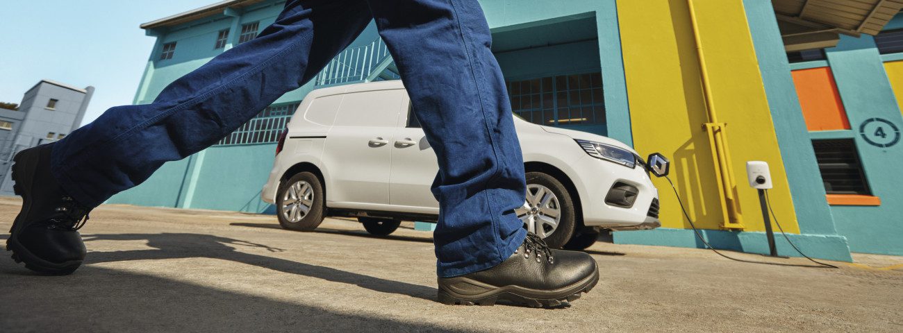 Renault Kangoo E-Tech electric zijkant ladend, Stam Renault