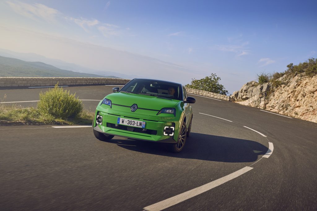 Renault 5 groen voorkant rijdend, Stam Renault