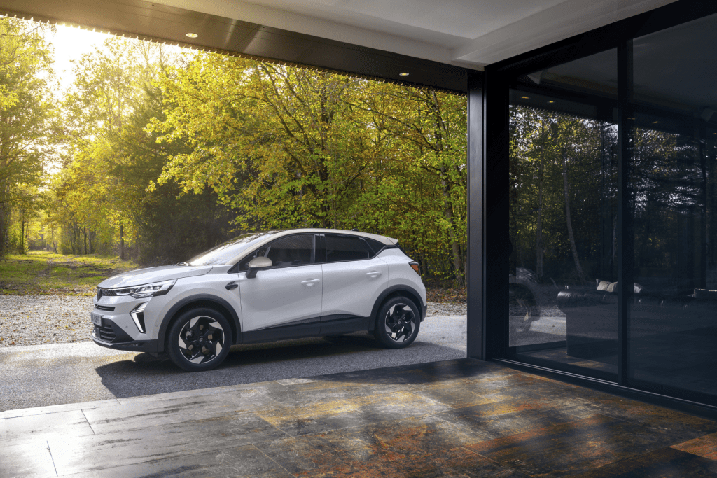 Renault Captur wit zijkant huis, Stam Renault