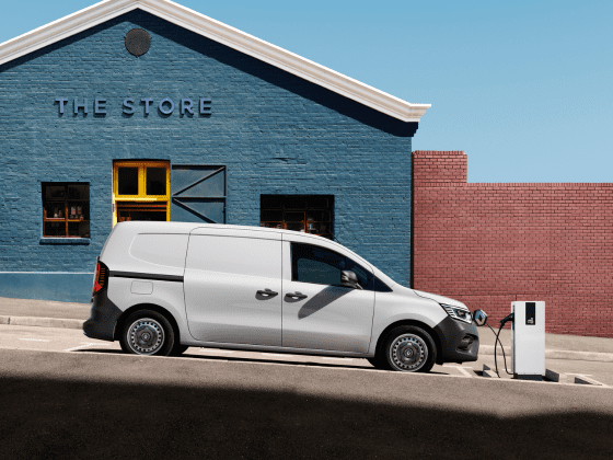 Renault Kangoo E-Tech electric zijkant ladend, Stam Renault