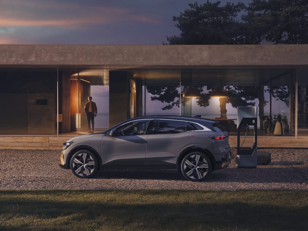 Renault Megane E-Tech electric zijkant met lader, Stam Renault