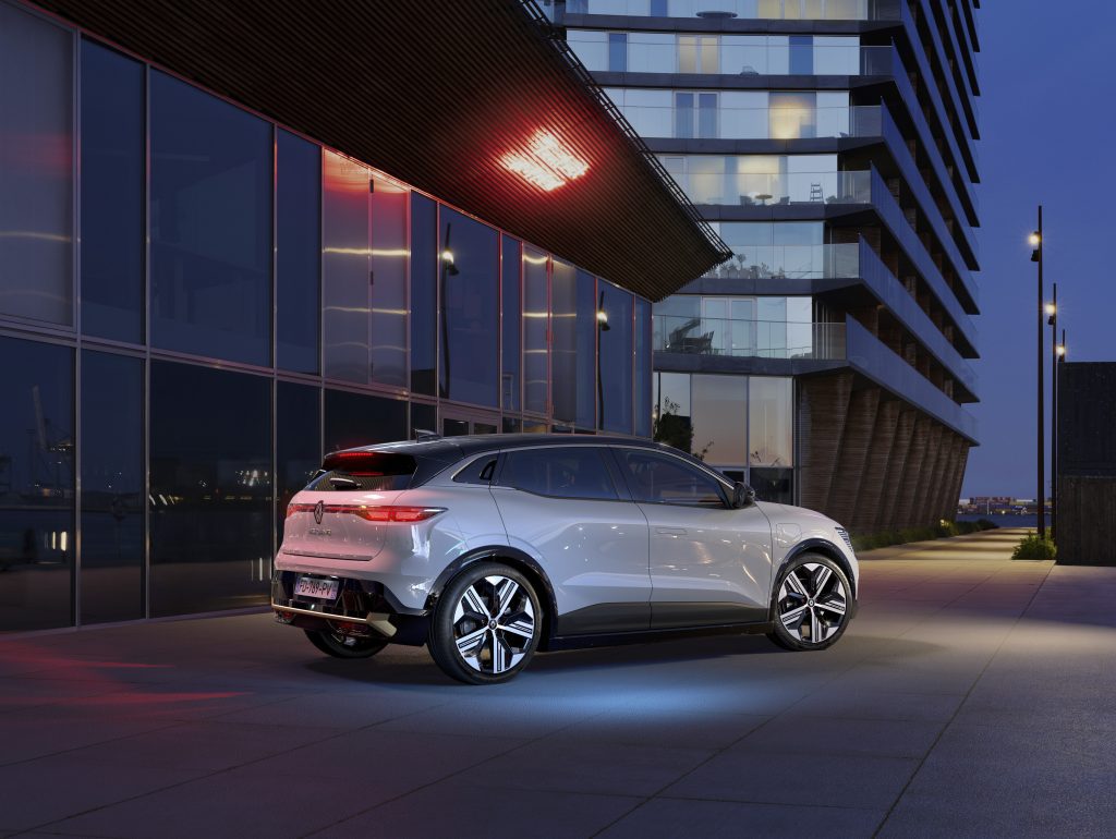 Renault Megane E-Tech electric zijkant bij gebouw, Stam Renault
