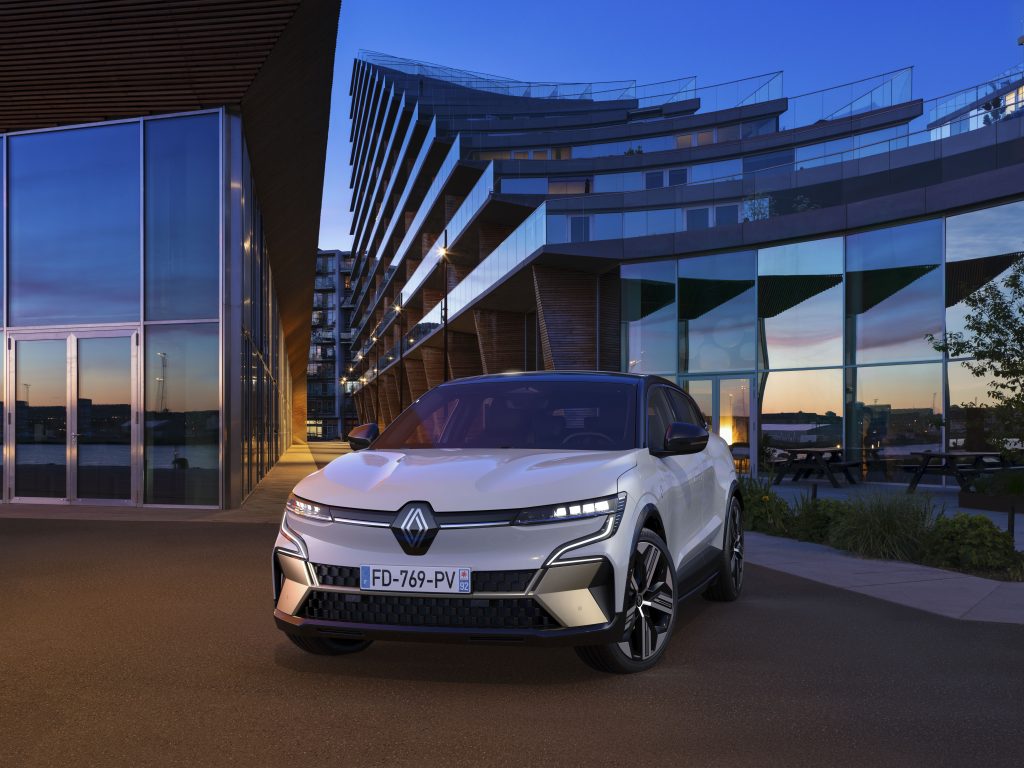 Renault Megane E-Tech electric voorkant bij gebouw, Stam Renault