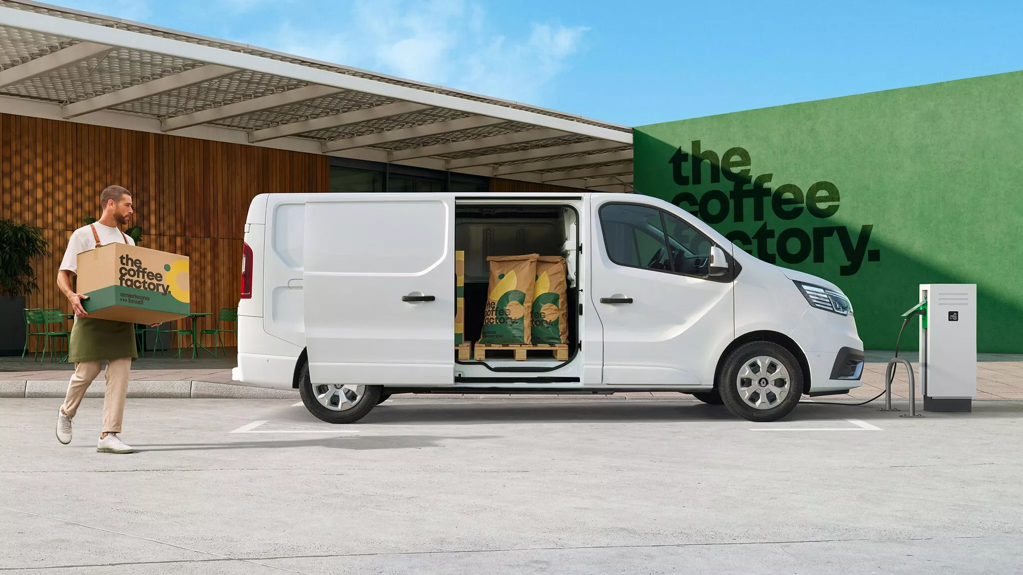 Renault Trafic E-Tech electric zijkant opladen, Stam Renault