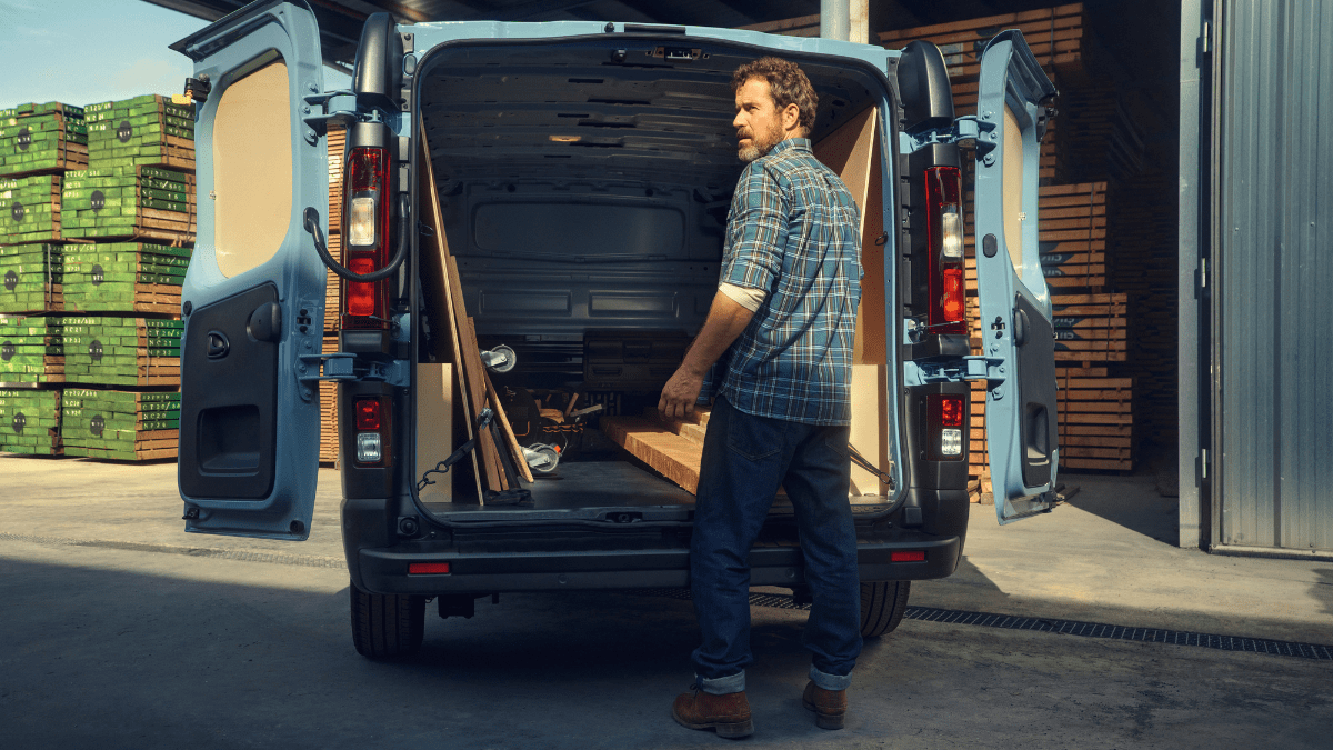 Renault Trafic E-Tech electric achterdeuren open, Stam Renault