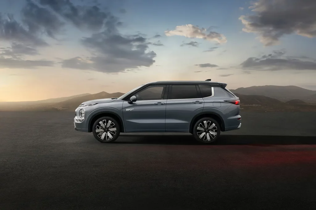 Mitsubishi Outlander PHEV zijkant, Stam Mitsubishi