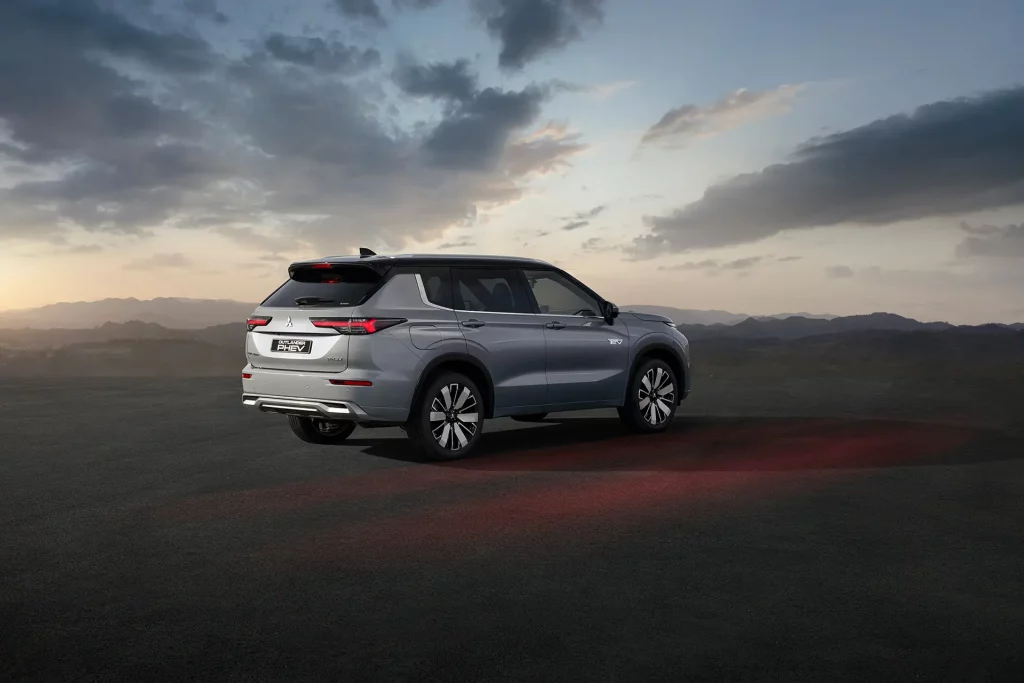Mitsubishi Outlander PHEV achterkant, Stam Mitsubishi