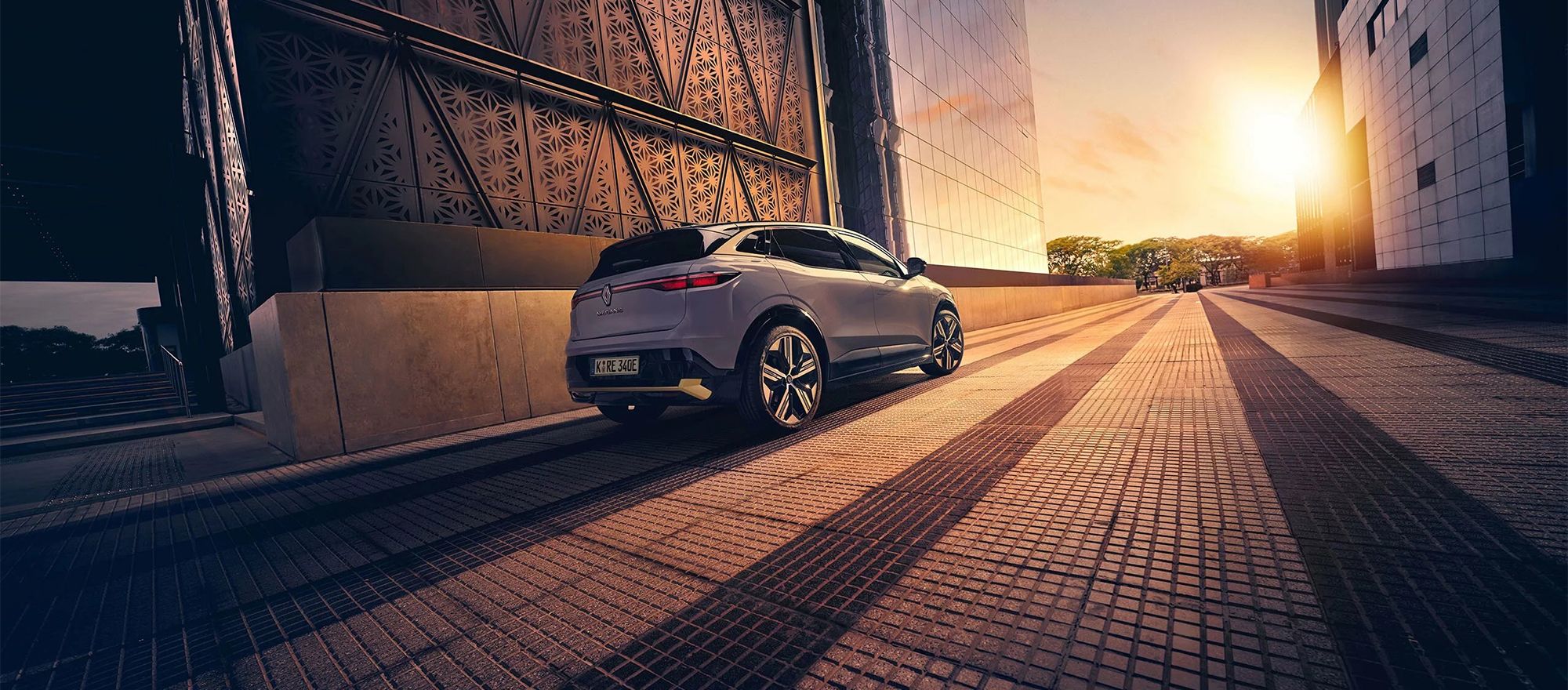 Renault Megane E-Tech electric rijdend, Stam Renault
